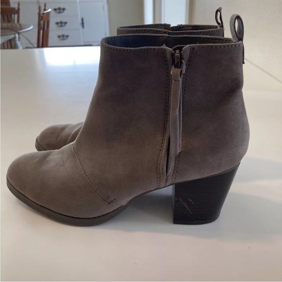 Old Navy Womens Gray Suede Ankle Boots sz 10 heels - Picture 2 of 8
